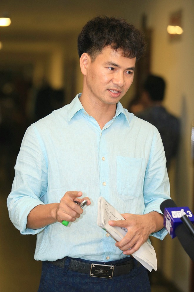 Xuân Bắc bức xúc vì Hồ Quỳnh Hương bị khán giả chê bai trang phục diễn